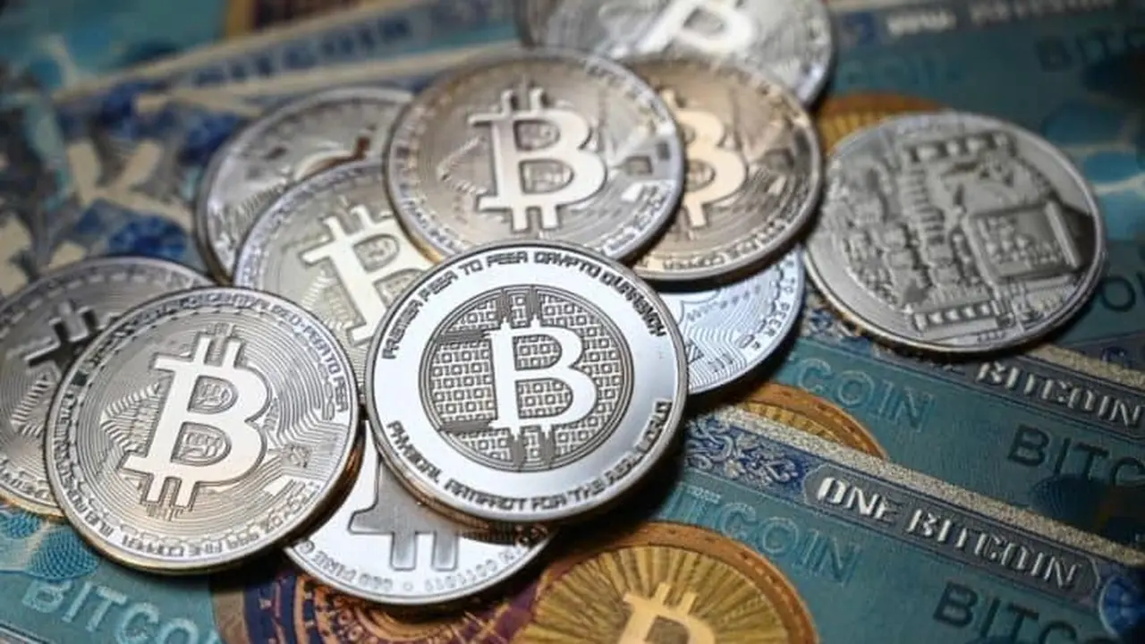 تغيرات سعر البيتكوين والعملات المشفرة في تعاملات السوق ليوم الأحد الحالي